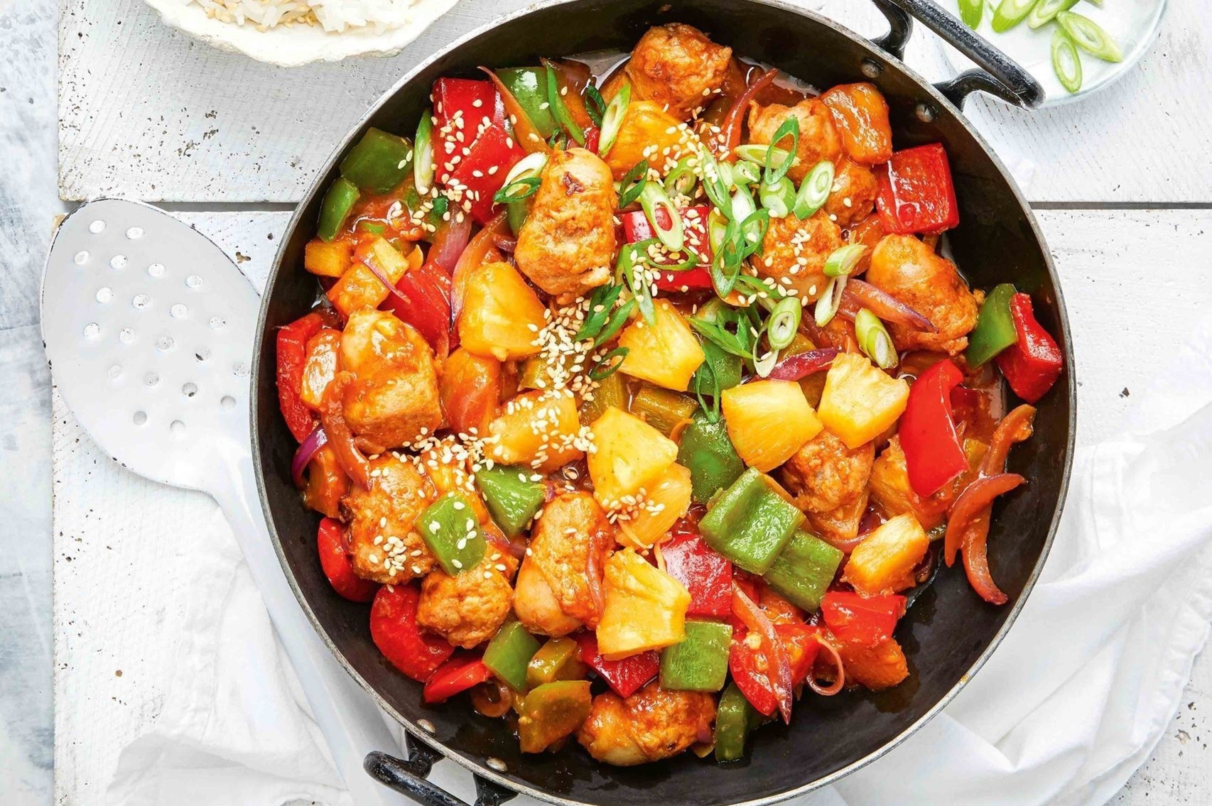 Nau mon ngon voi do hop trong ngay mua bao hinh anh