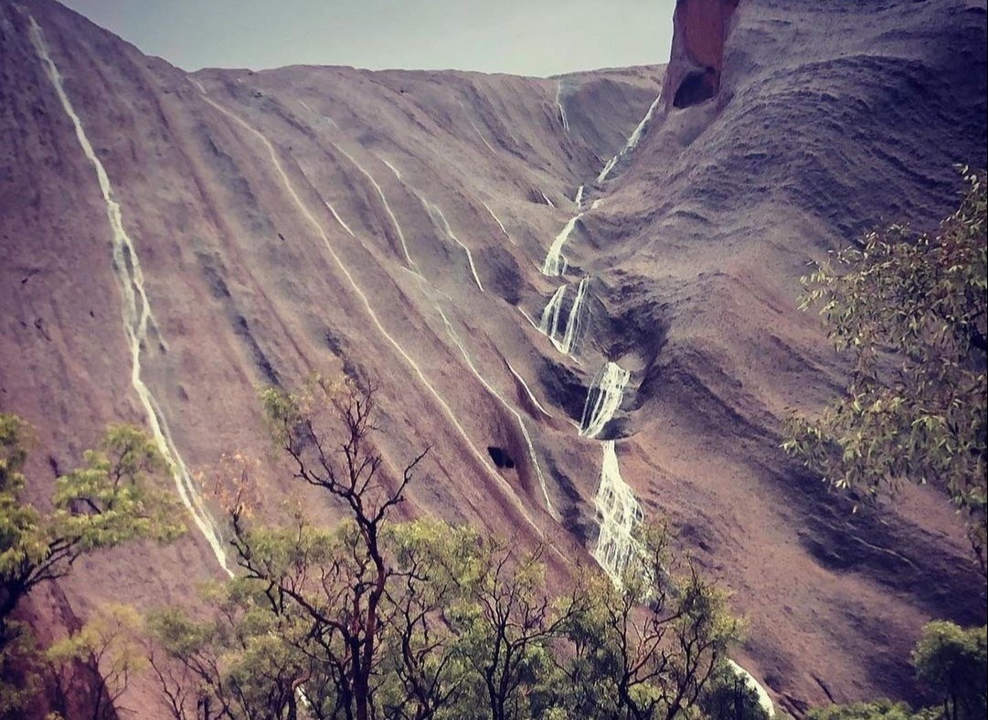 Hien tuong thac nuoc chay hiem co tren nui da sa mac hinh anh