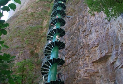 Cau thang xoan oc ben vach nui o Trung Quoc hinh anh