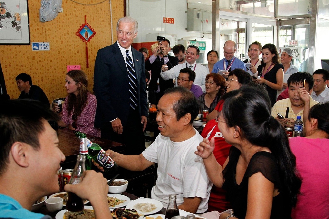 Nguoi Trung Quoc keo den quan mi ma ong Biden tung an hinh anh