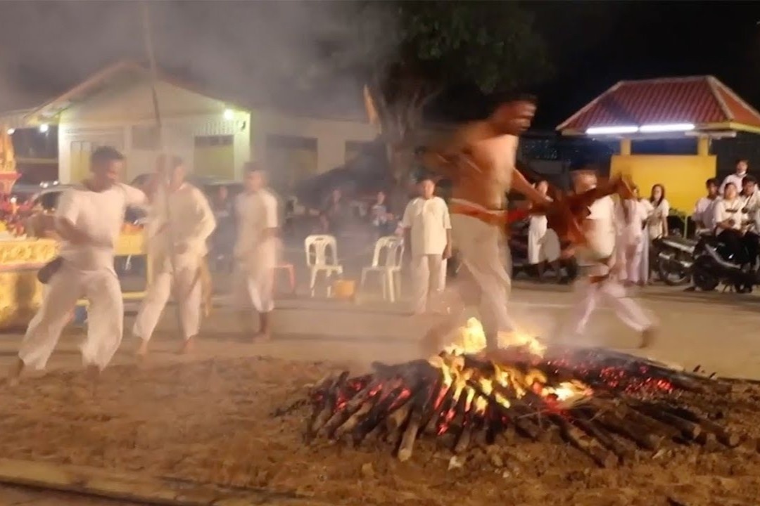 Nghi thuc chay qua dong lua trong le hoi o Thai Lan hinh anh
