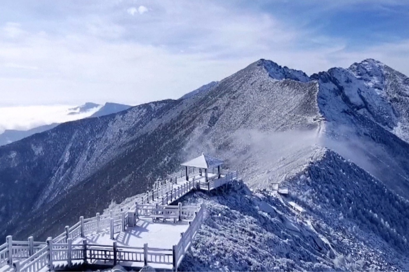 Canh sac tua xu so mua dong o dinh Thai Bach hinh anh