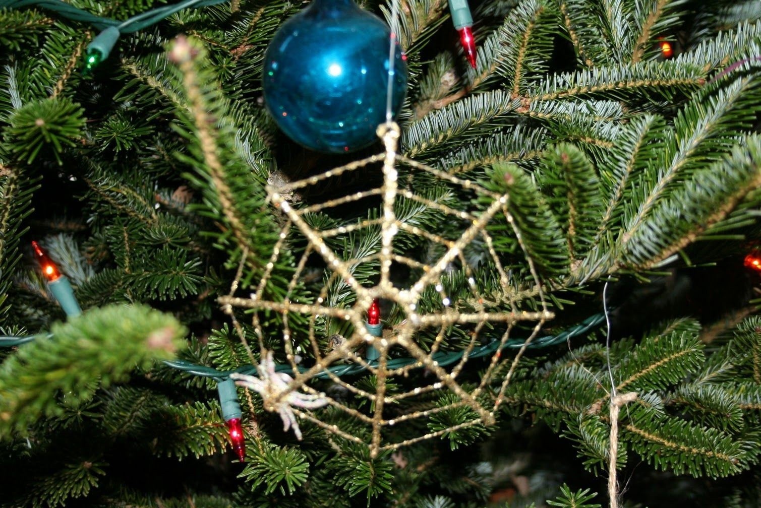 Tap tuc dung mang nhen de trang tri cay thong Noel hinh anh