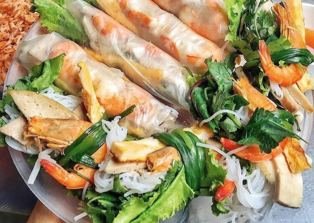 Thuong thuc loat mon an vat trong chuyen food tour Hai Phong hinh anh