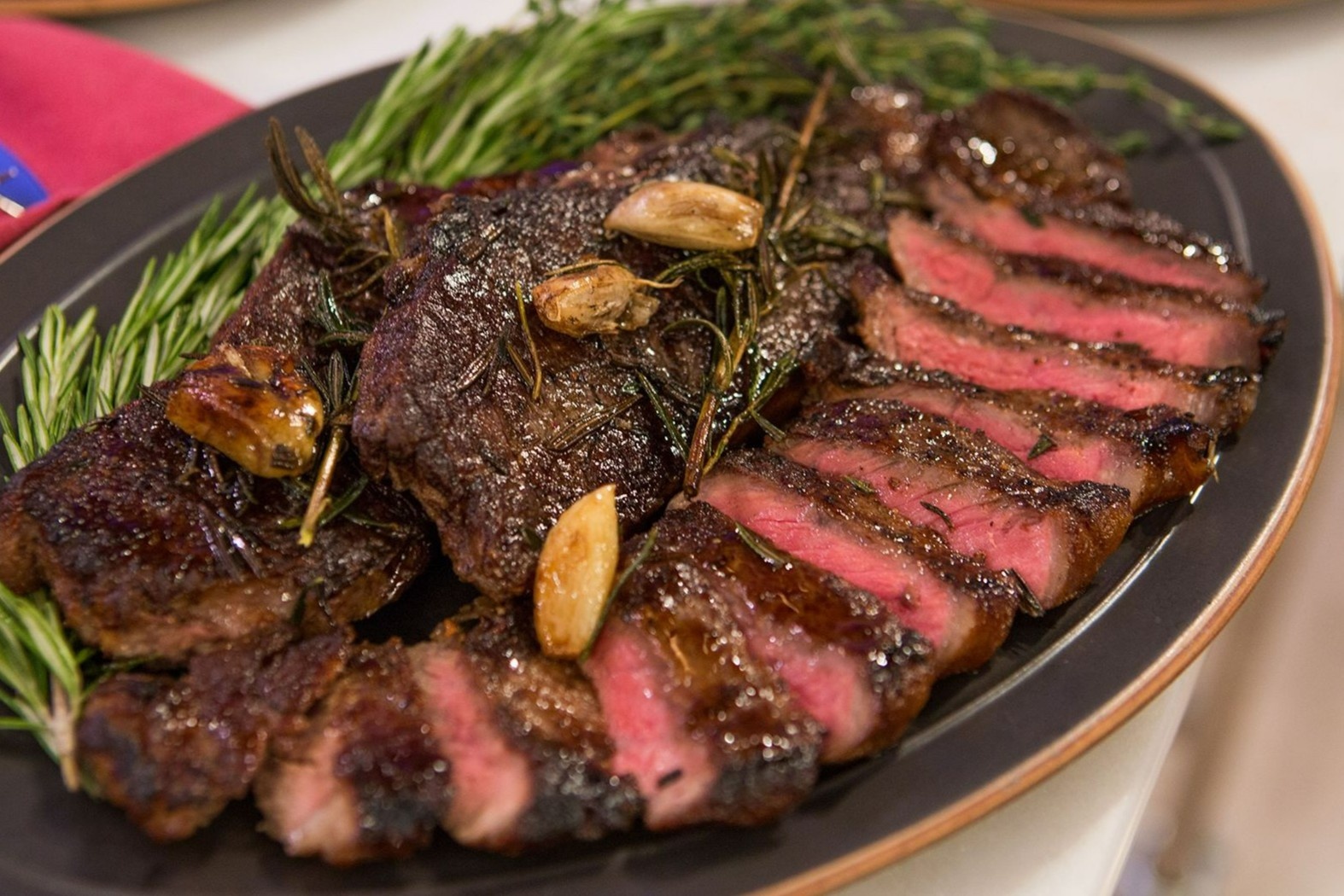 Thuc don mon Au cho bua tiec dau nam tai nha hinh anh