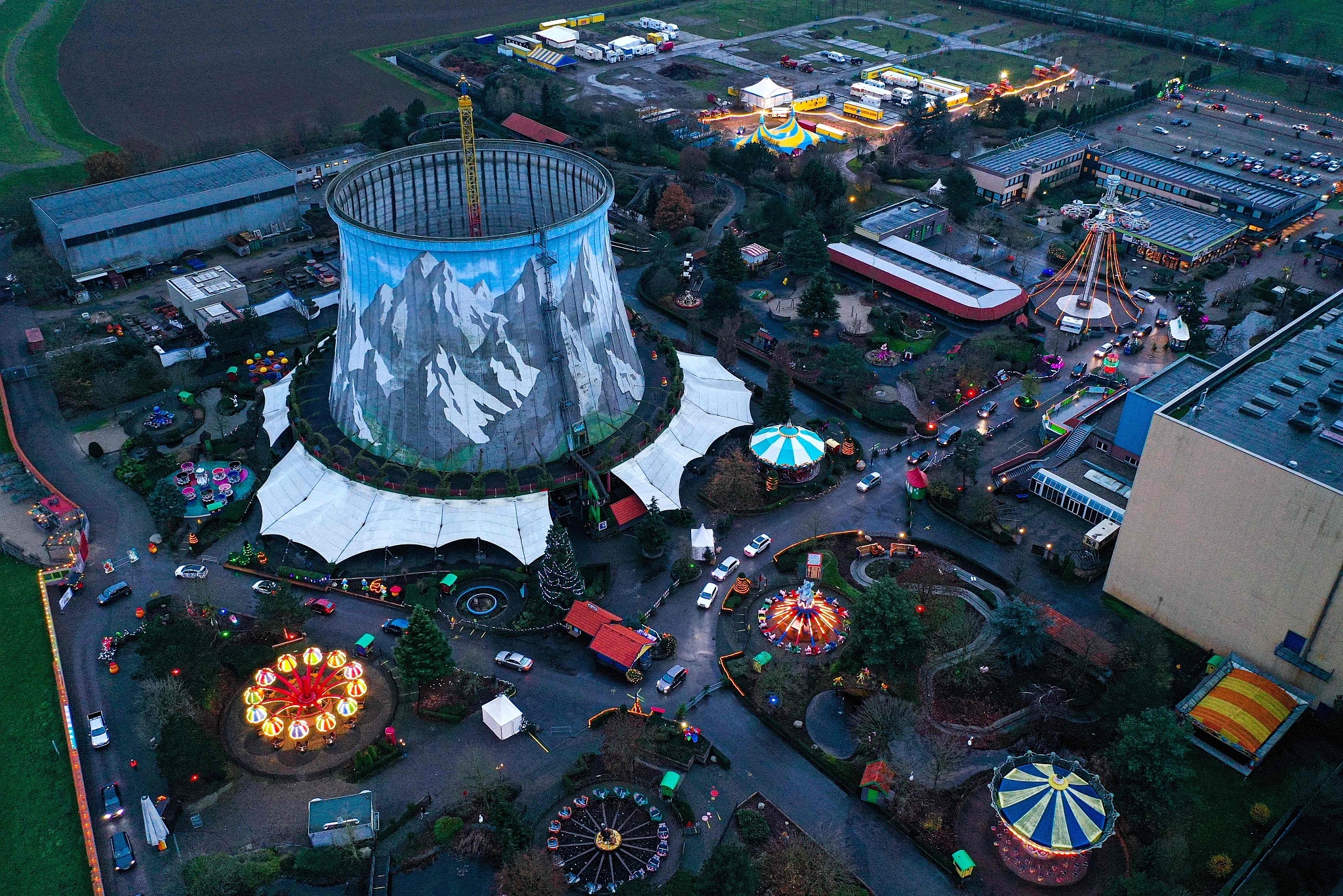 Nha may dien bien thanh cho Giang sinh o Duc hinh anh