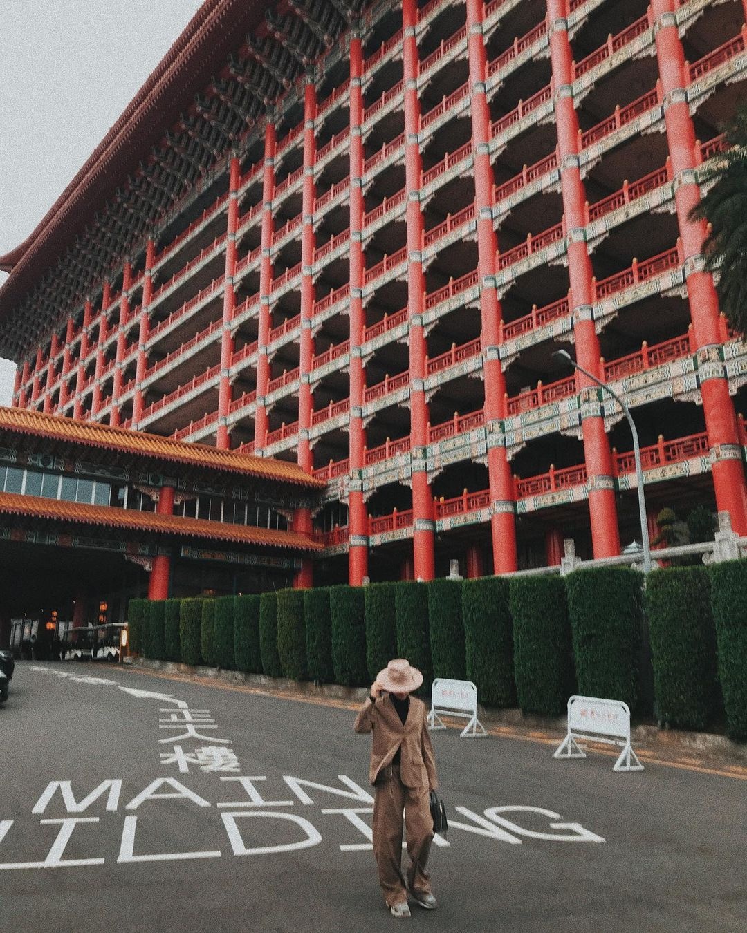 Khách sạn có vẻ ngoài như ngôi chùa ảnh 8 Khach san co ve ngoai nhu ngoi chua anh 8