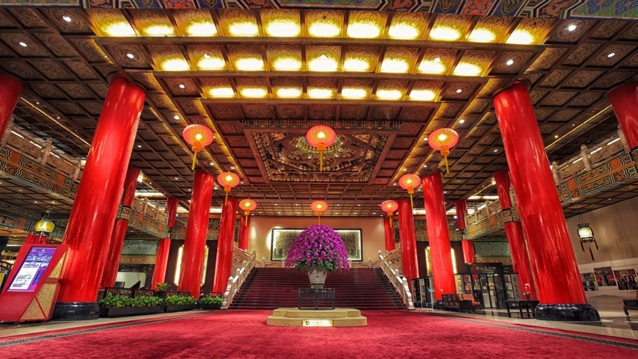 Khach san co ve ngoai nhu ngoi chua anh 4