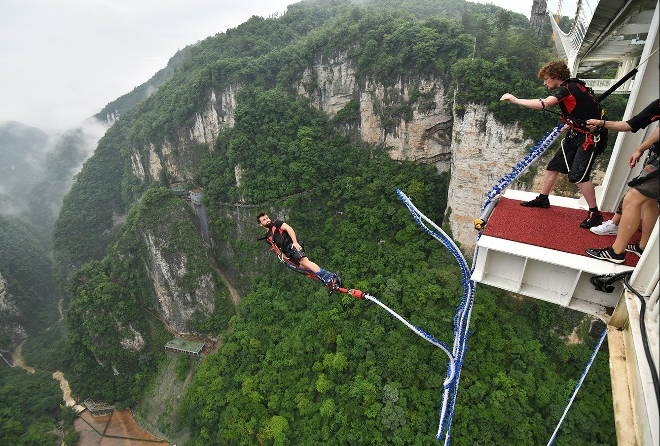 Nhay bungee o cau kinh Truong Gia Gioi hinh anh