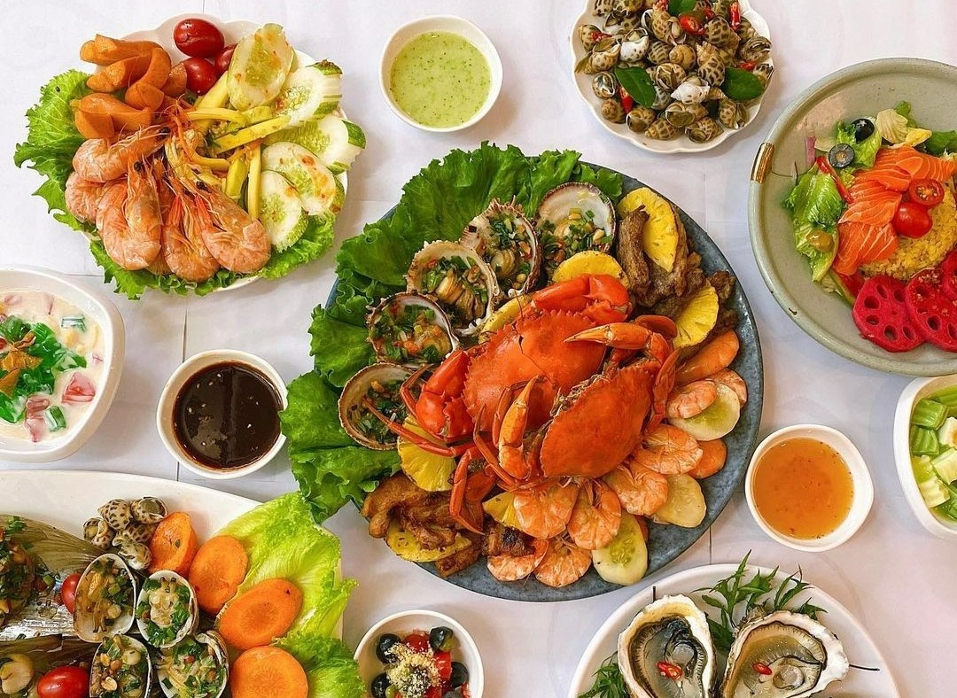 Tiec buffet hai san cho dip Tet Duong lich tai Ha Noi hinh anh