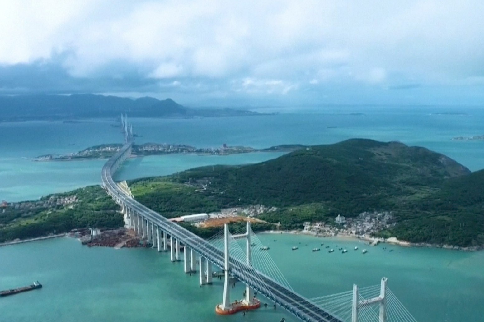 Cau duong sat xuyen bien dai nhat the gioi di vao hoat dong hinh anh