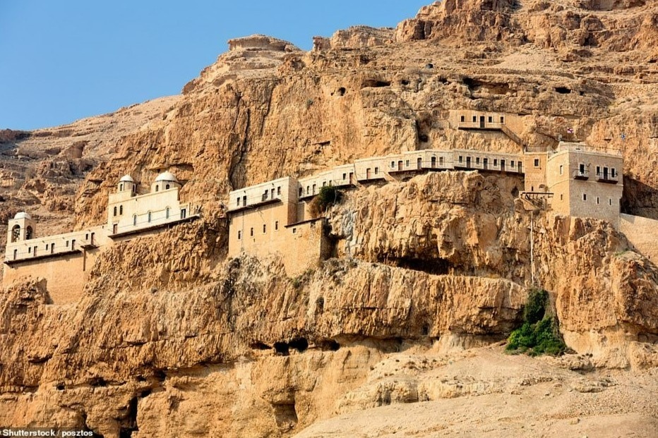 2 tu vien tuyet dep tren vach da hinh anh