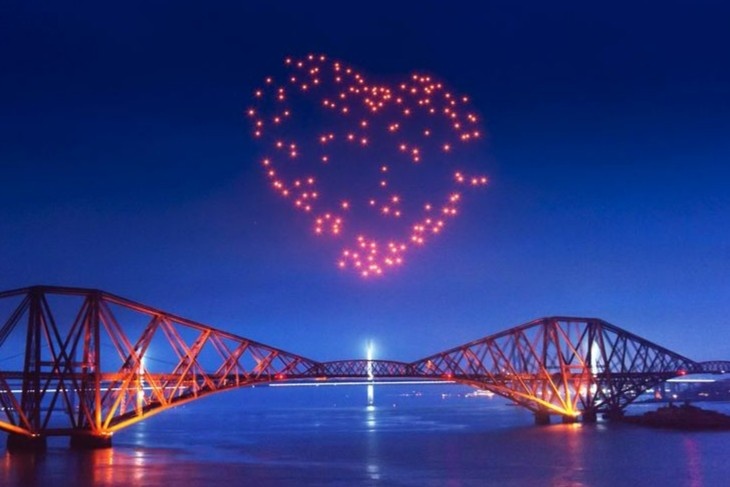 Man trinh dien anh sang bang 150 drone o Scotland hinh anh