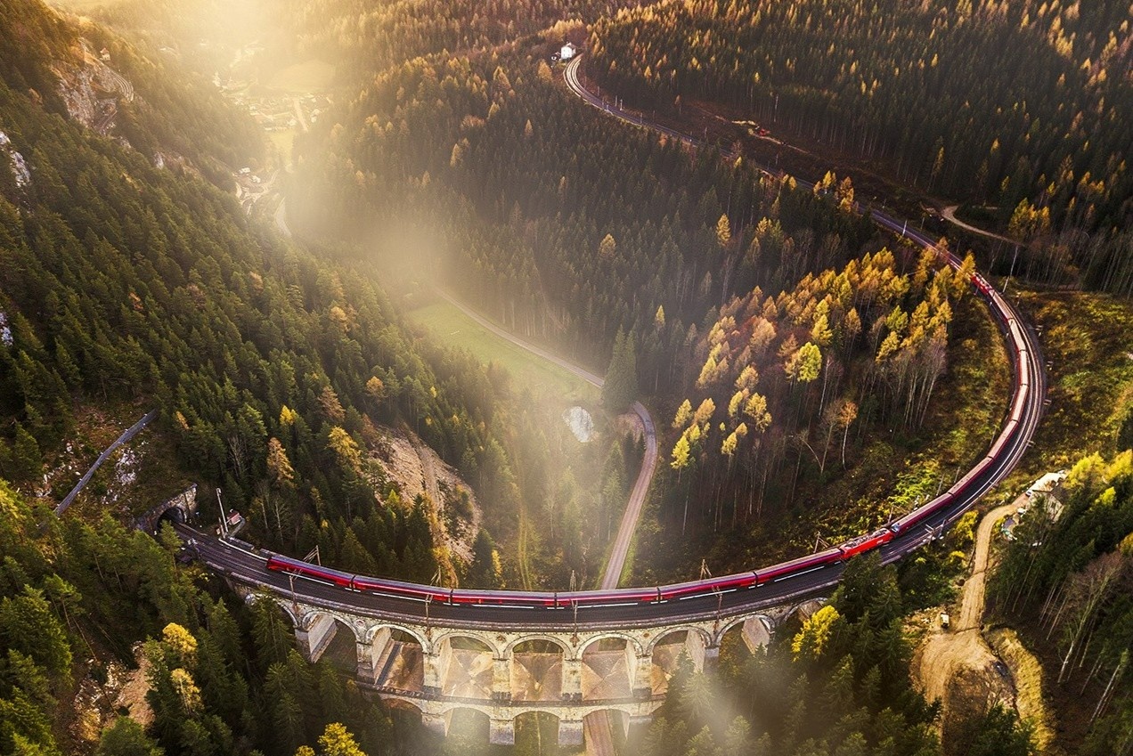 Nhung chuyen tau dep nhu co tich giua long chau Au hinh anh