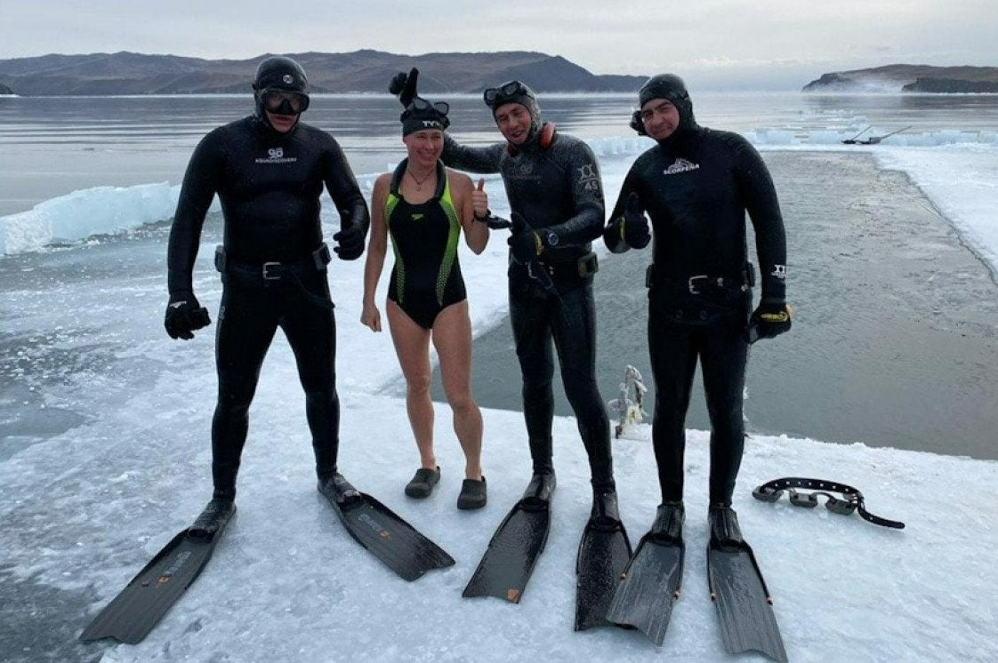 Nu van dong vien lap ky luc boi 85 m trong ho bang hinh anh