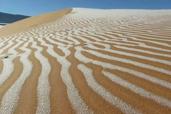 Bang tuyet xuat hien o sa mac Sahara hinh anh