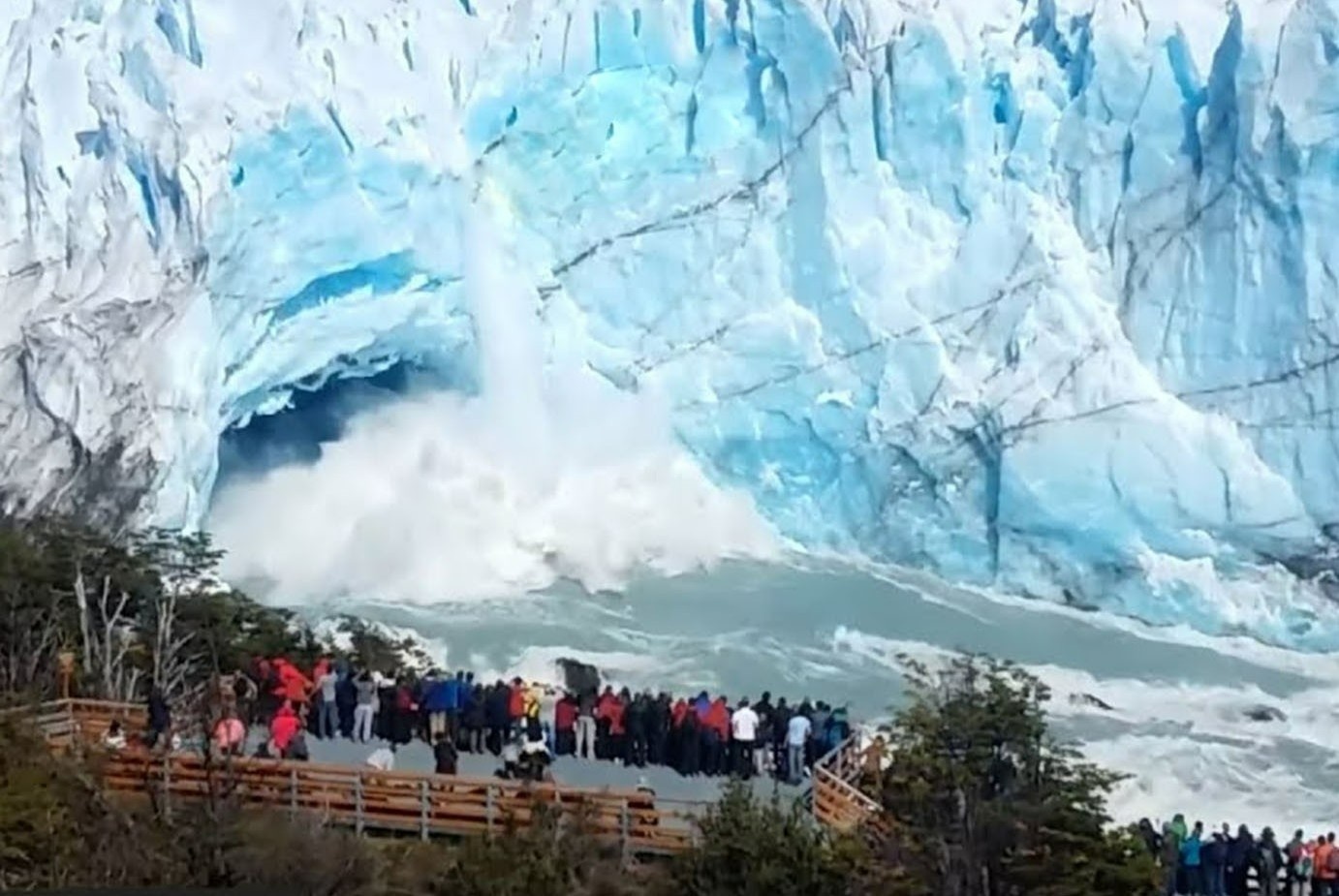 Dam dong du khach chiem nguong canh tuong bang do sup hinh anh