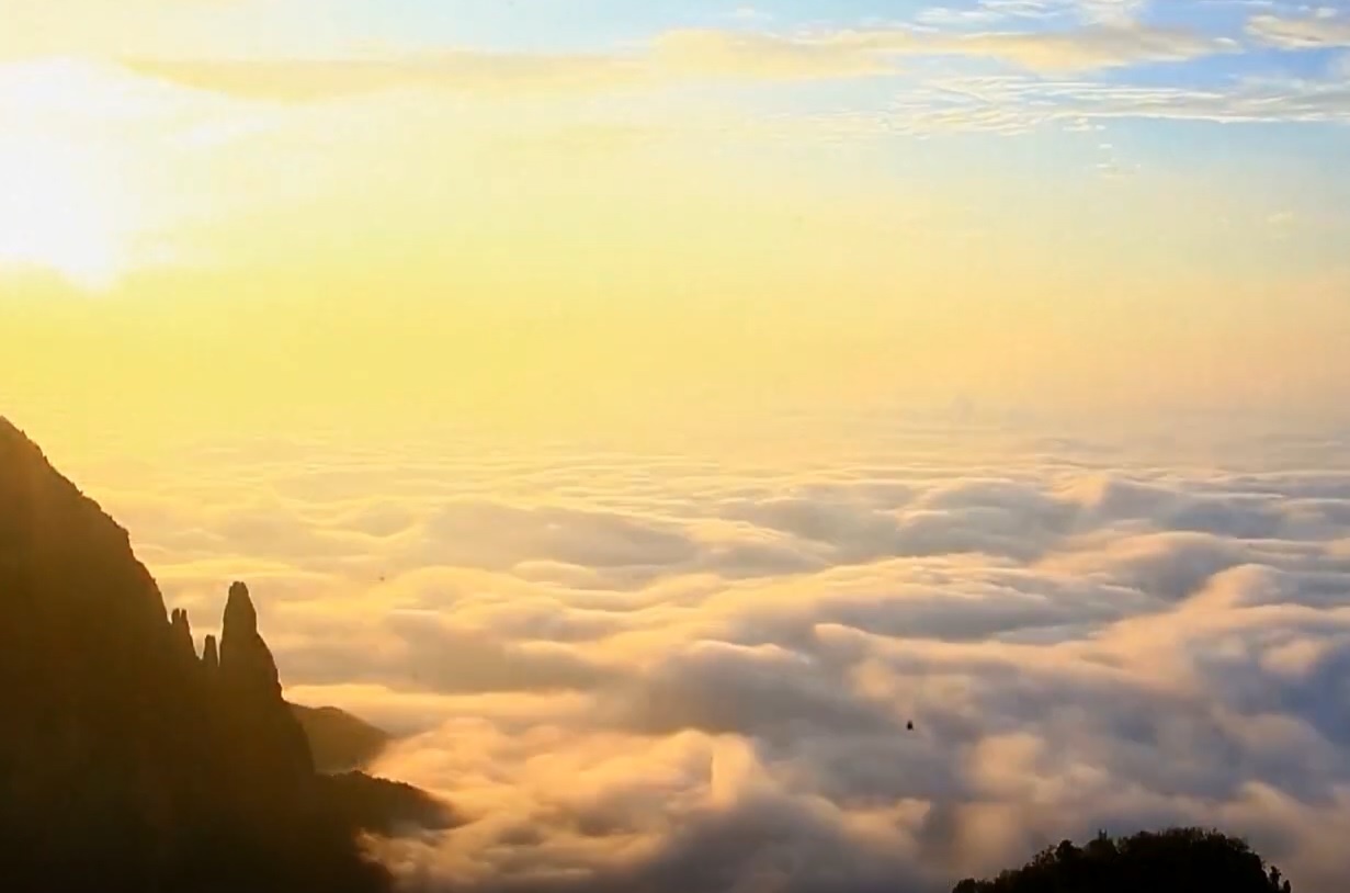 Bien may ngoan muc tren dinh nui o Trung Quoc hinh anh