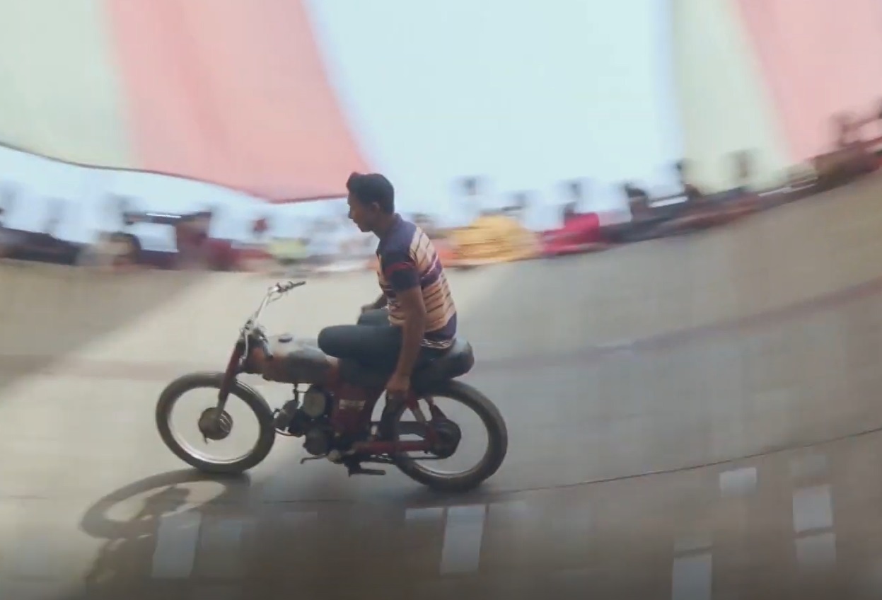 Xiec di xe may, oto khong cam tay lai o Bangladesh hinh anh