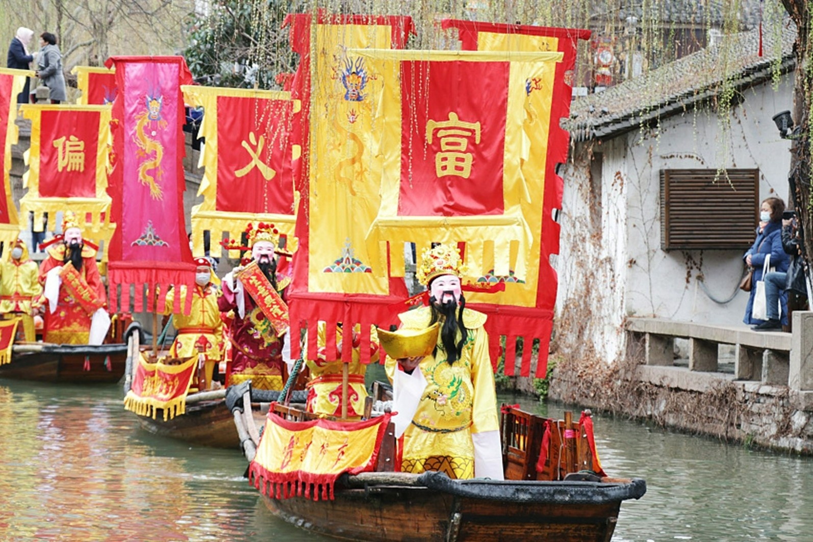 Nghi le don Than Tai tren song o Trung Quoc hinh anh