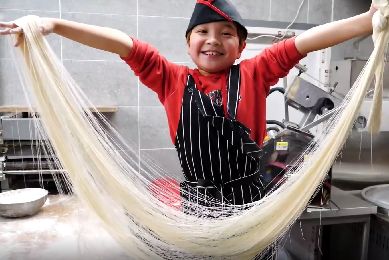 Cau be 10 tuoi thoi bong tu bot, lam mi rau rong hinh anh