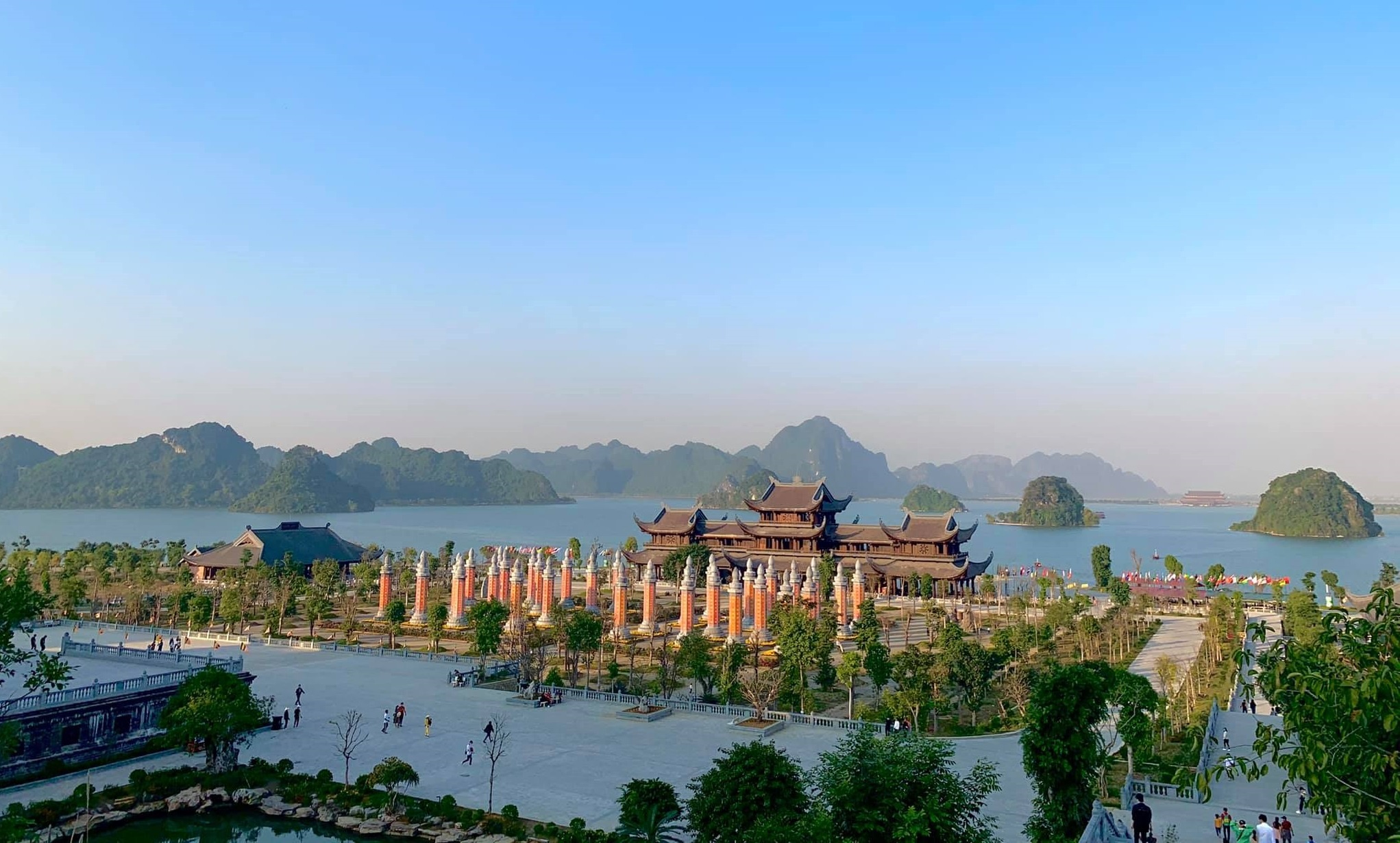 check-in chua Tam Chuc dip dau nam anh 1