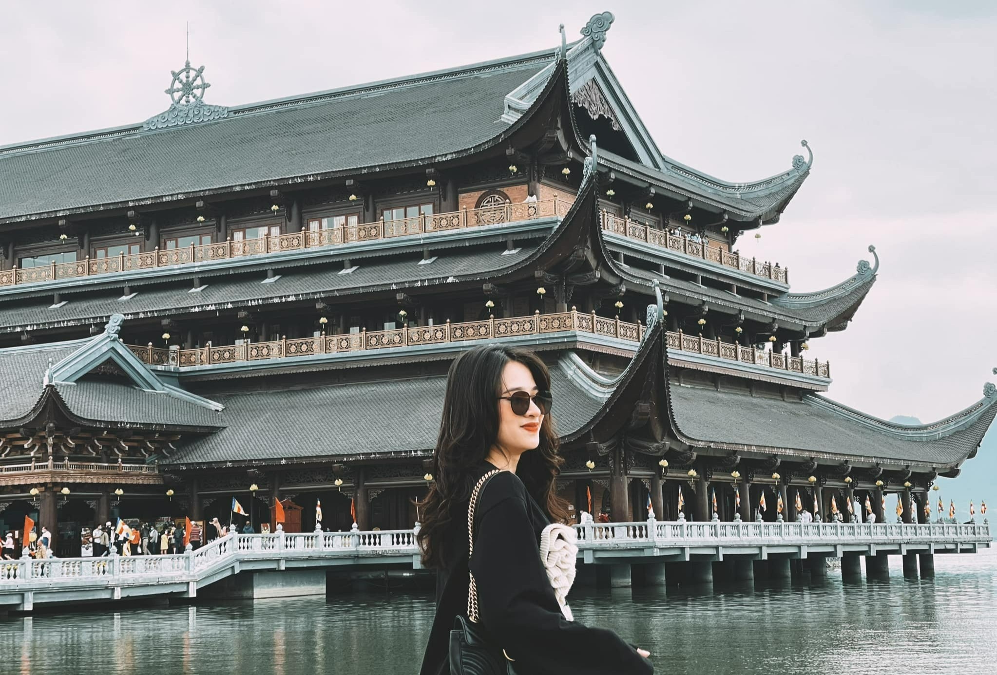 Gioi tre check-in chua Tam Chuc dip dau nam hinh anh