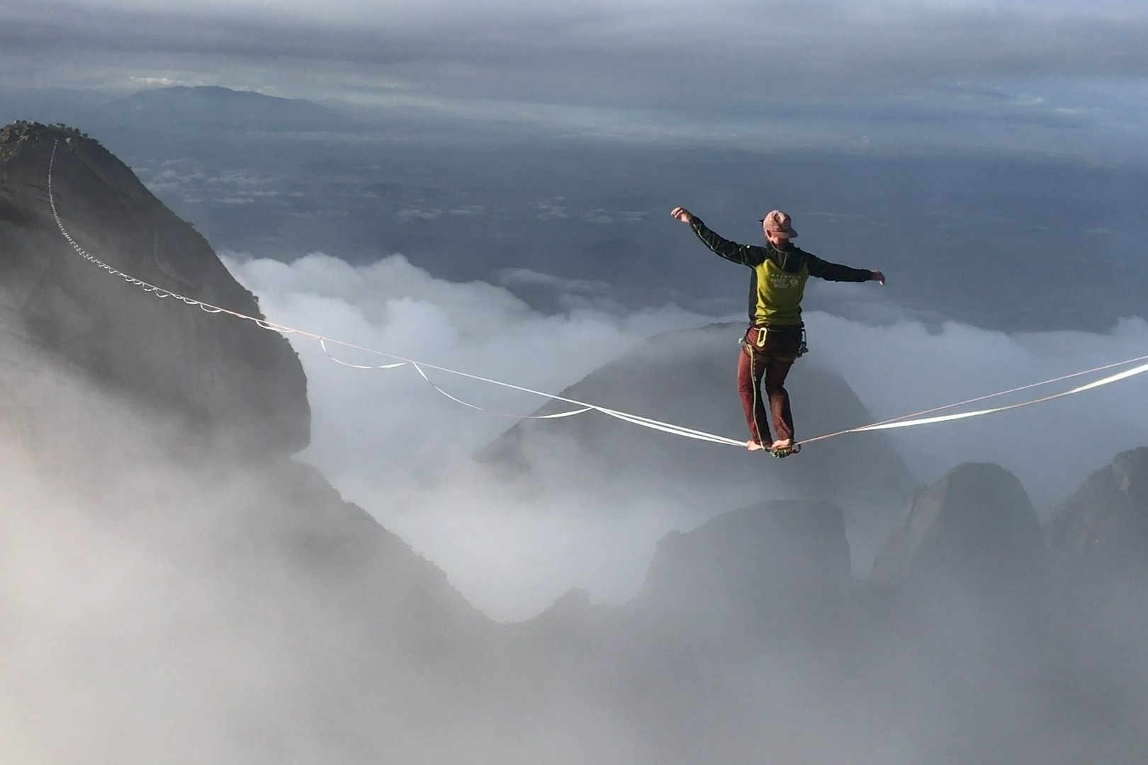 Nguoi dan ong di thang bang tren day giua cac vach nui hinh anh