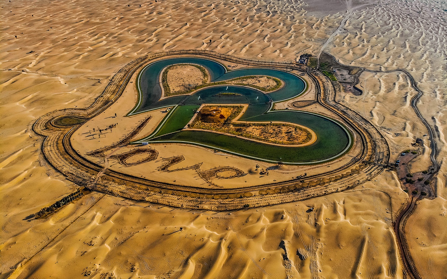 Hồ hình trái tim trên sa mạc ở Dubai ảnh 3 Ho hinh trai tim tren sa mac o Dubai anh 3
