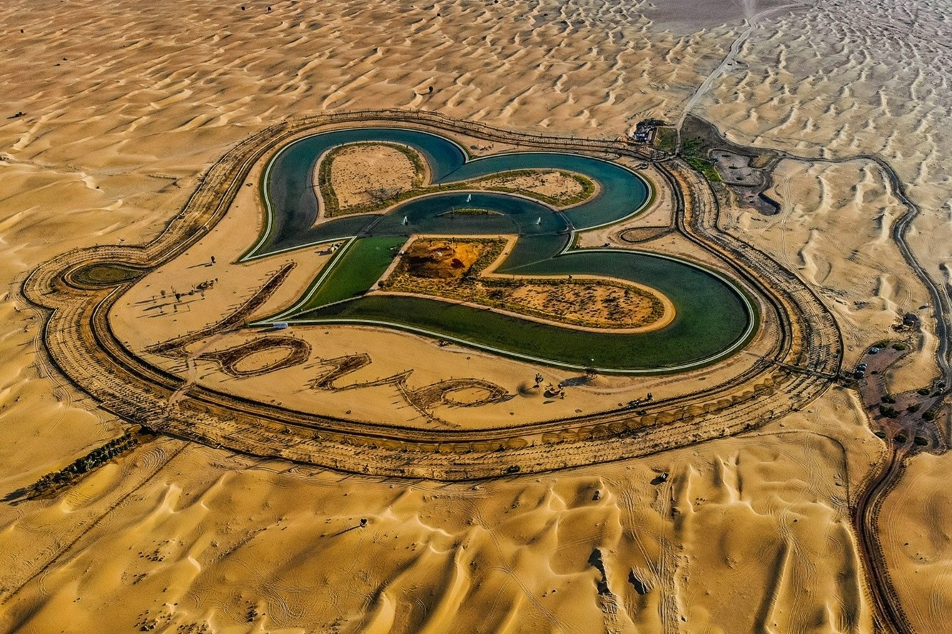 Ho hinh trai tim tren sa mac o Dubai hinh anh