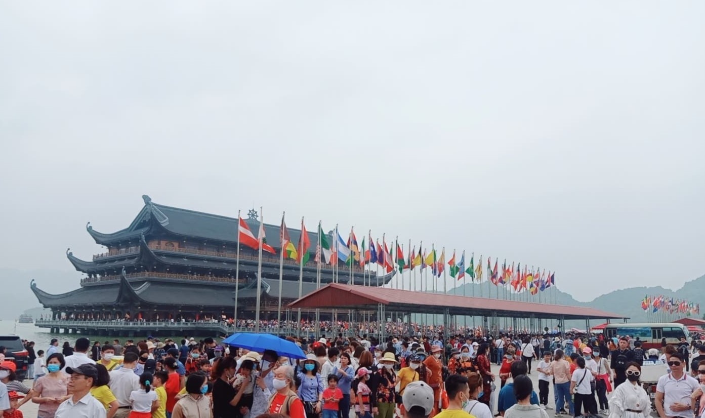 Chua Tam Chuc dong nghit khach anh 2