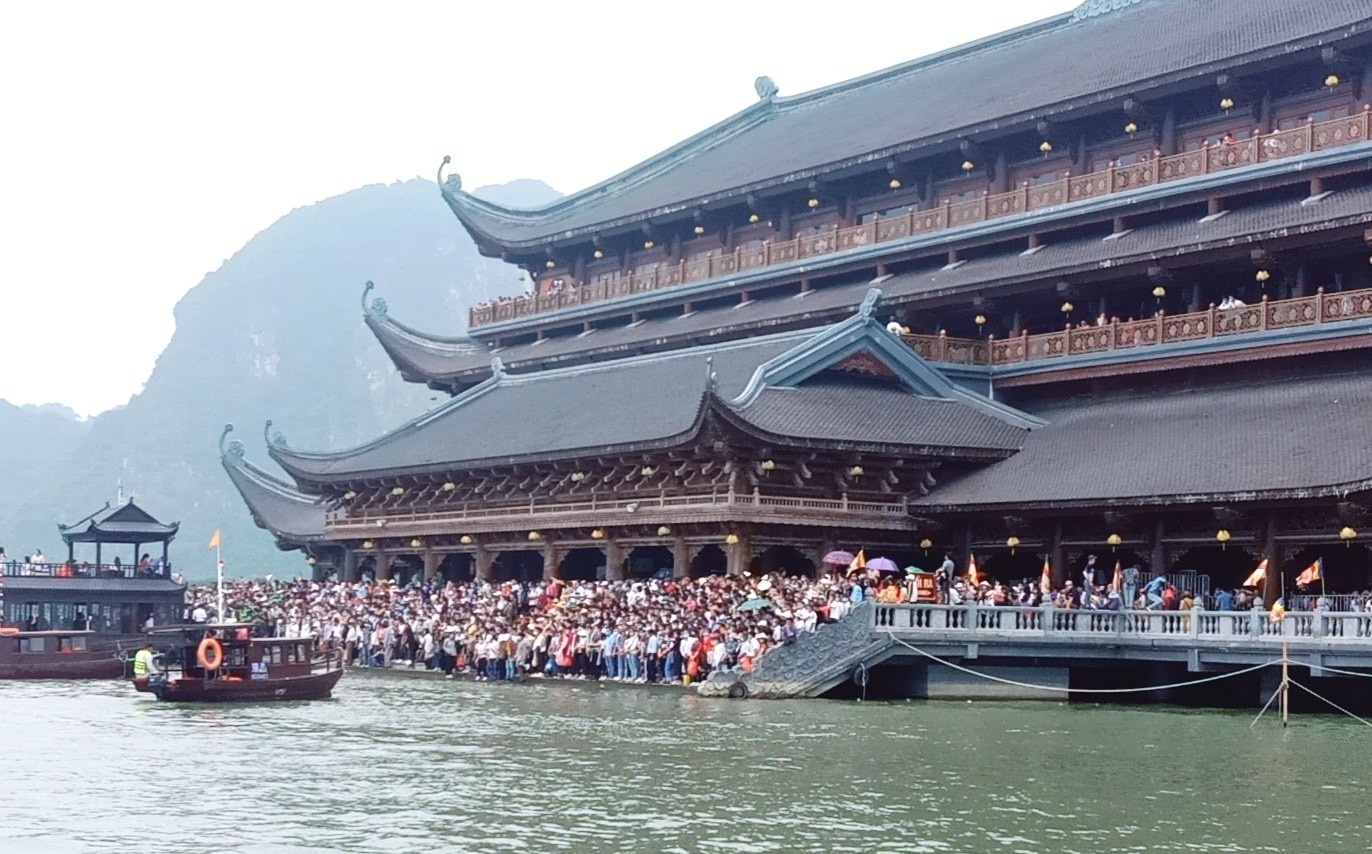 Chua Tam Chuc dong nghit khach anh 1