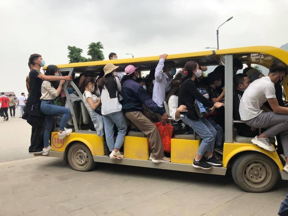 Chua Tam Chuc dong nghit khach anh 3