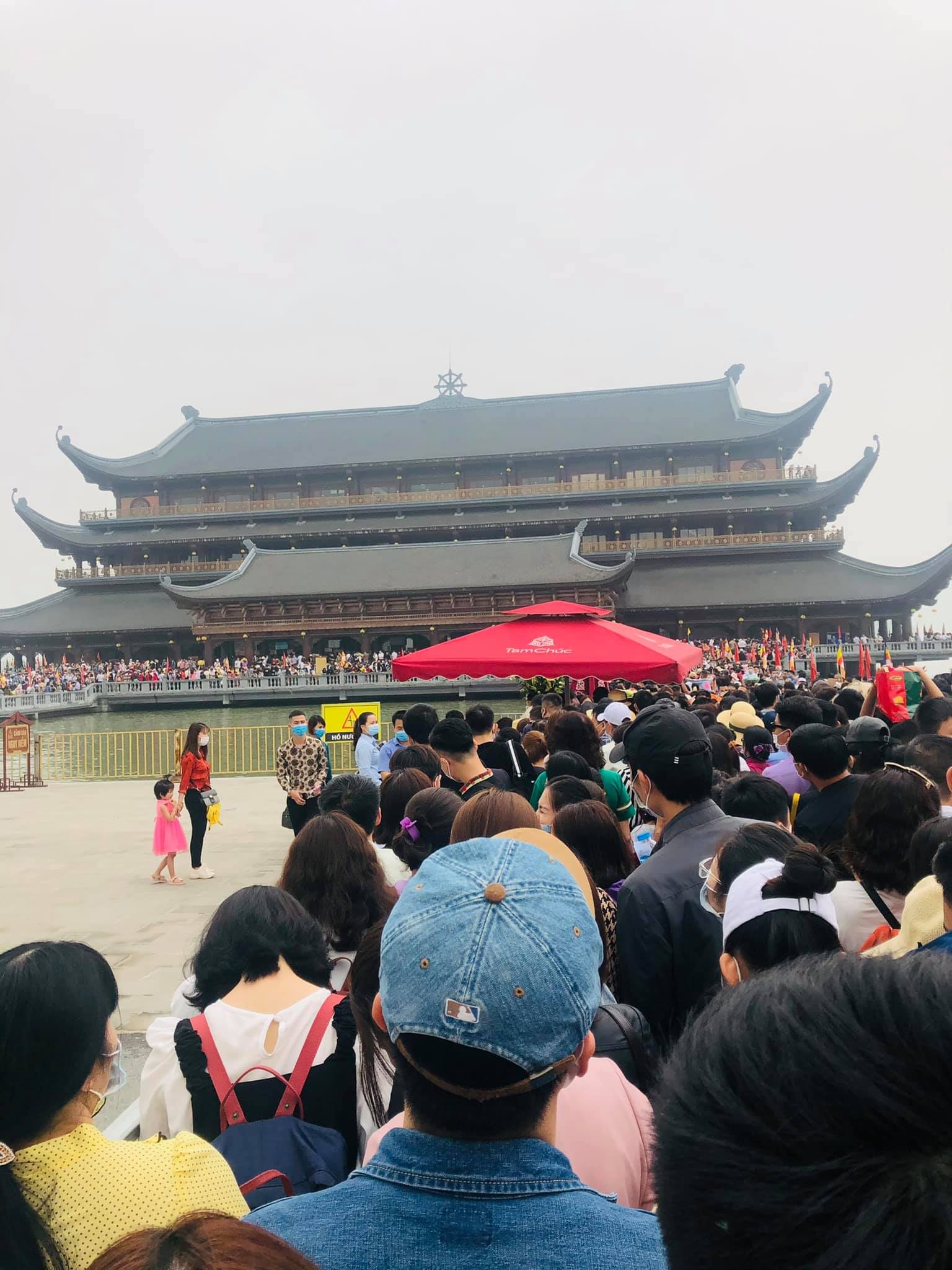 Chua Tam Chuc dong nghit khach anh 4