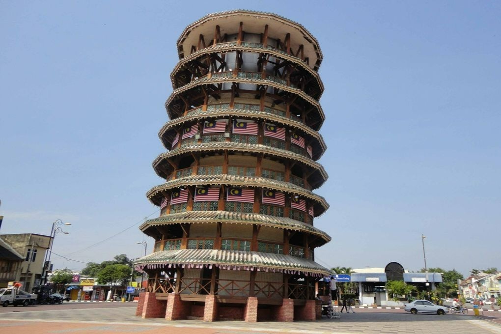 Thap nghieng 136 nam tuoi o Malaysia hinh anh