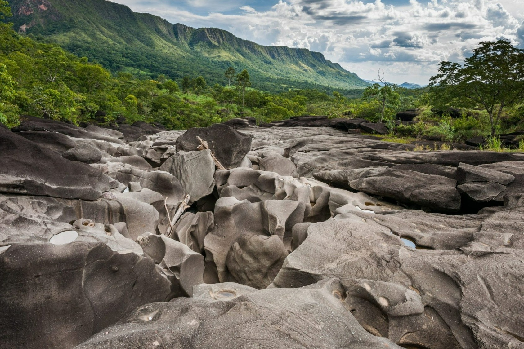 Thung lung da co mau nhu Mat Trang hinh anh