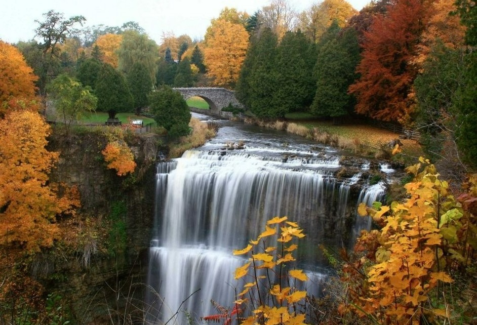 Thanh pho co hon 100 thac nuoc nam o quoc gia nao? hinh anh