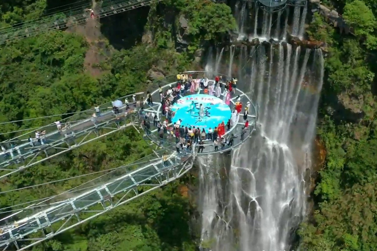 Bieu dien ca kich tren cau day kinh o Trung Quoc hinh anh