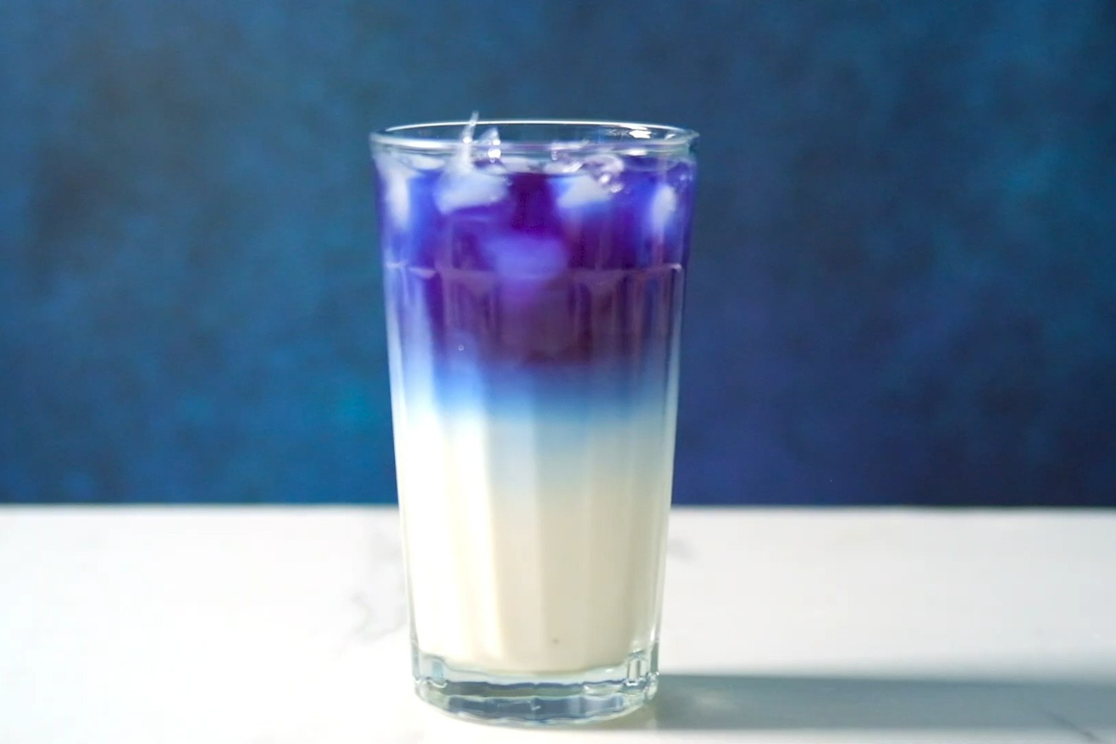 Cach pha che latte hoa dau biec mat lanh hinh anh