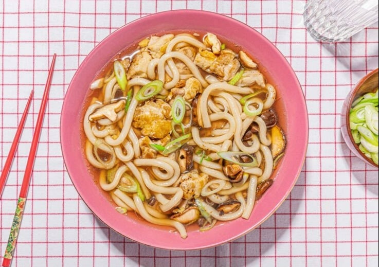 Cach nau mi udon ga nam nhanh gon cho nguoi ban ron hinh anh