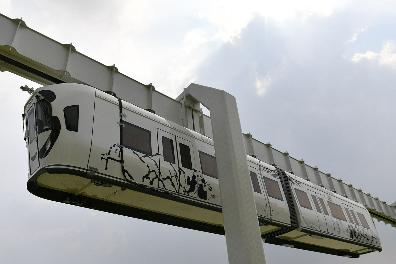 Tau treo nguoc chay bang nang luong tai tao o Trung Quoc hinh anh