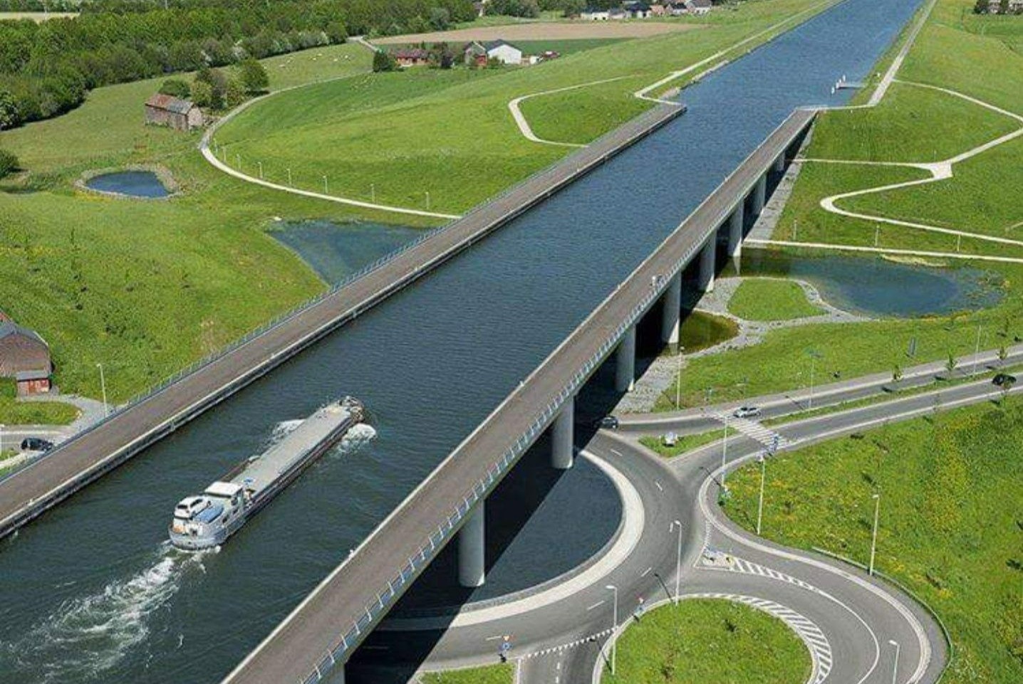 Cay cau nuoc bang qua thung lung o Bi hinh anh