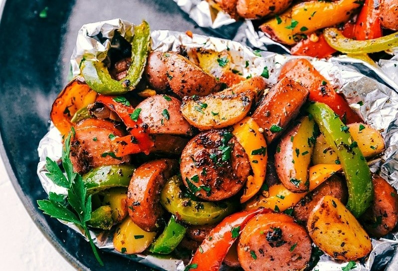 Xuc xich nuong giay bac doi vi ngay cuoi tuan hinh anh