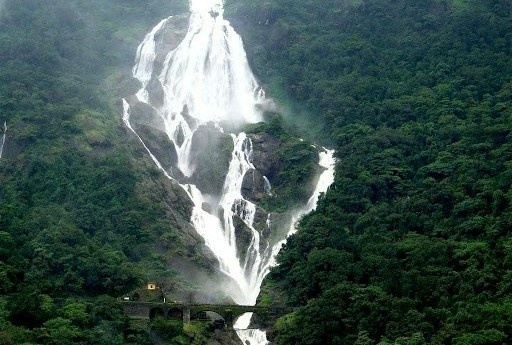 Thac nuoc 4 tang cao hon 300 m o An Do hinh anh