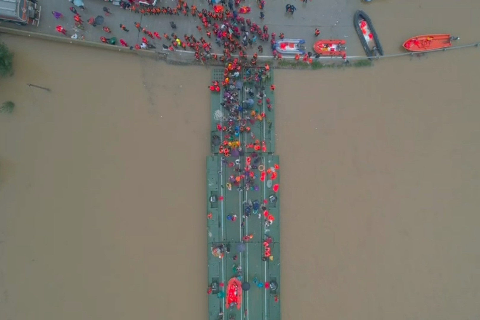 Cau phao giai cuu nguoi mac ket vi lu o Trung Quoc hinh anh