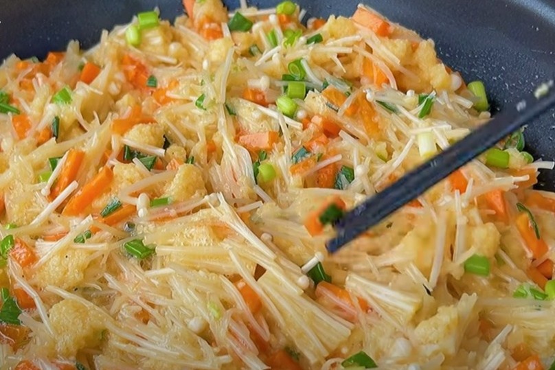 Trung chien nam kim cham nhanh gon cho bua sang hinh anh