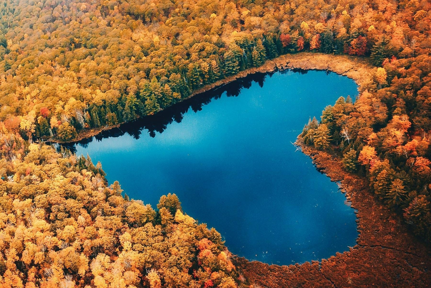 Dao va ho nuoc tu nhien co hinh trai tim tren the gioi hinh anh