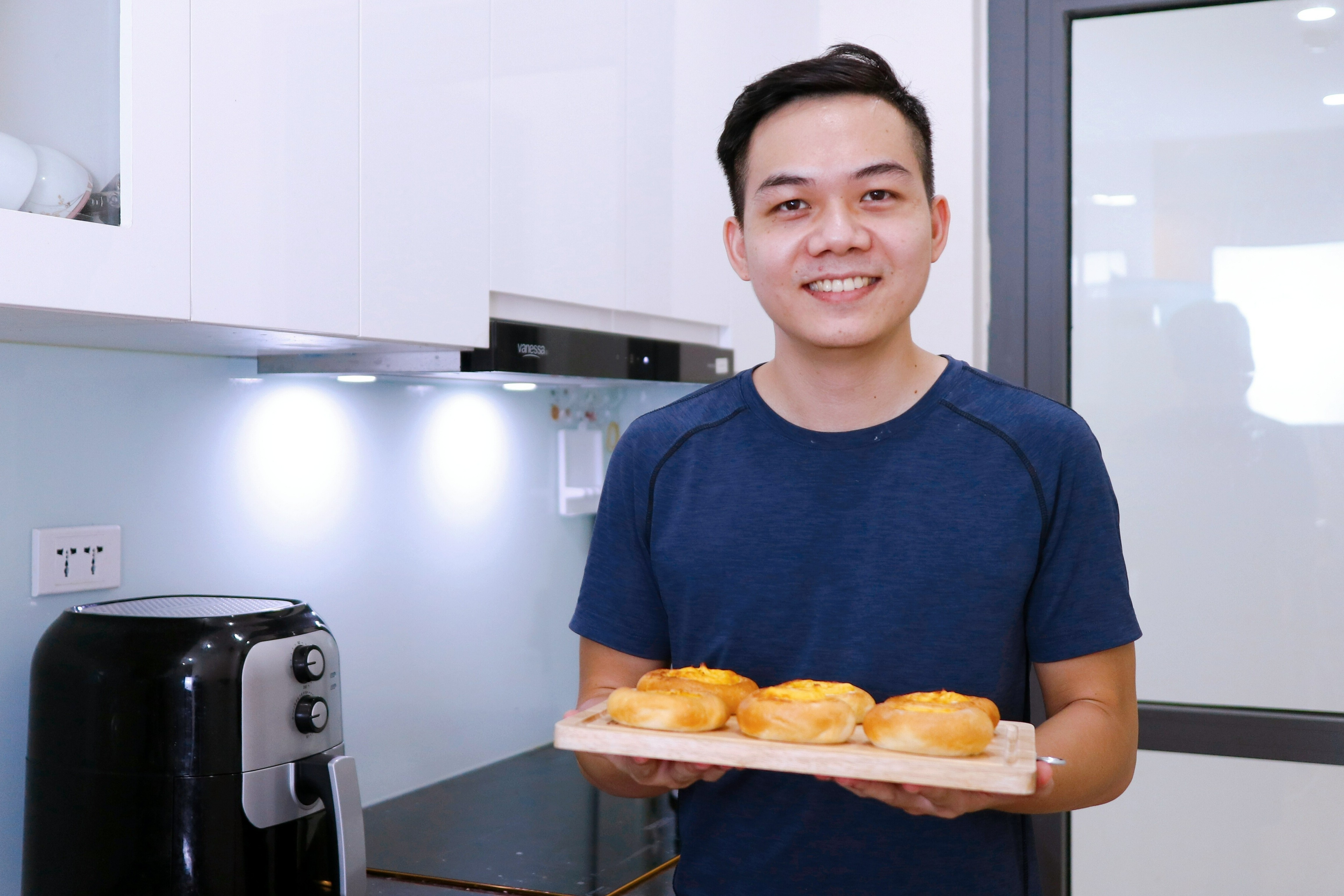 Mon banh kem trung cua ong bo moi vao bep hinh anh