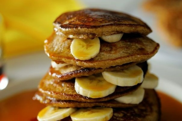 Lam banh kep yen mach va chuoi cho bua sang hinh anh