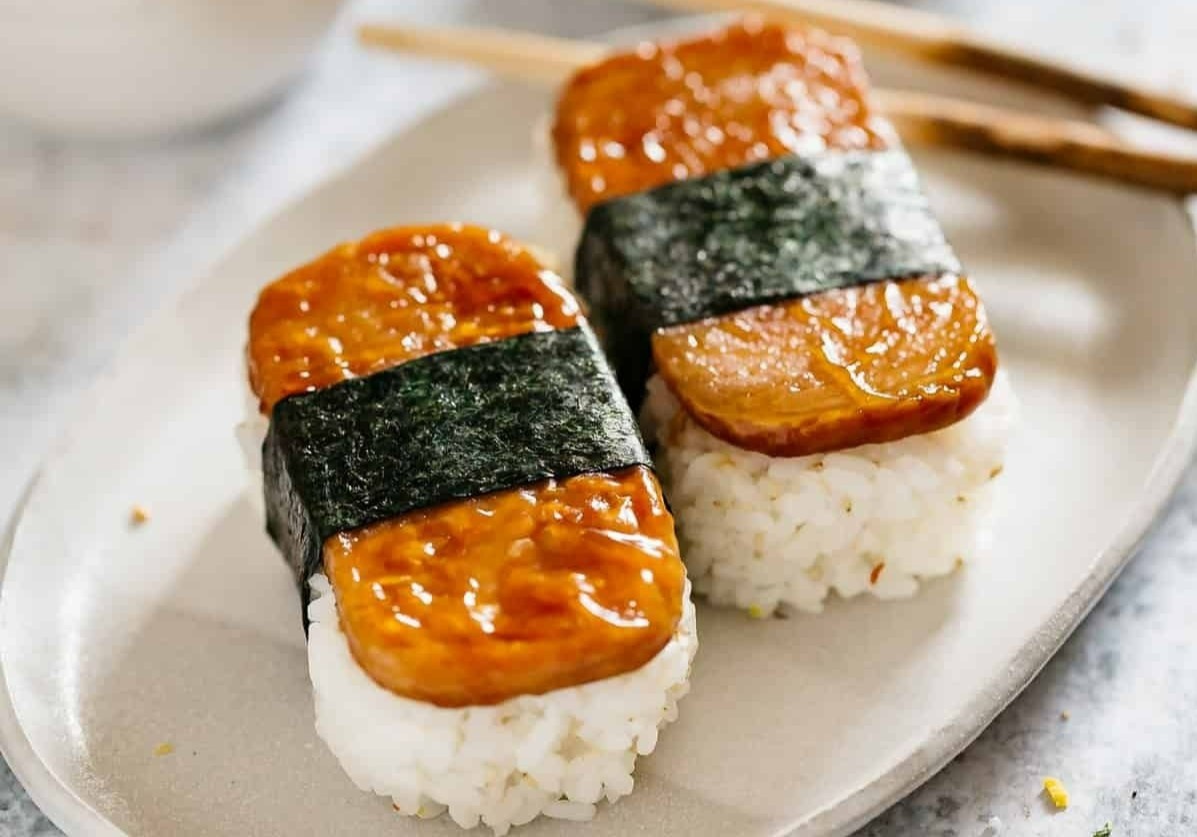 Mon com cuon kieu Hawaii don gian cho bua sang hinh anh